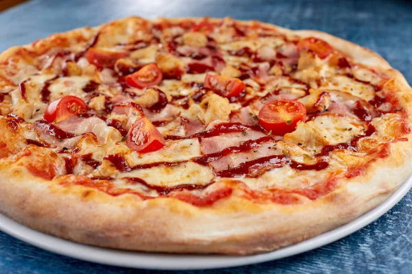 Italiensk Pizza Mörk Bakgrund — Stockfoto