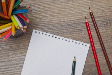 defter ve kalemler masaya, yakın görünüm 