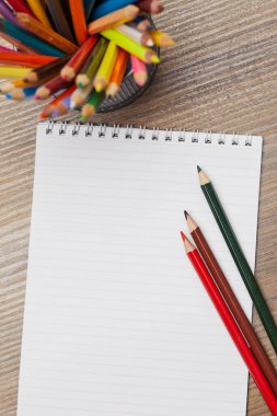 defter ve kalemler masaya, yakın görünüm 