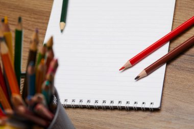 defter ve kalemler masaya, yakın görünüm 