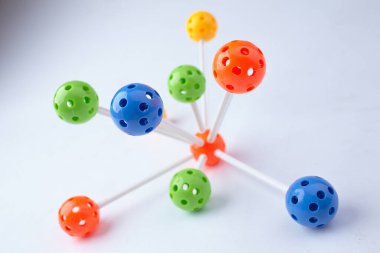 Beyaz arkaplanda moleküler yapı izole edildi, yakın görünüm 