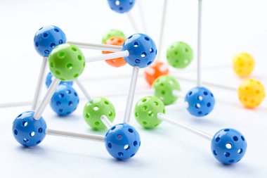 Beyaz arkaplanda moleküler yapı izole edildi, yakın görünüm 