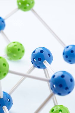 Beyaz arkaplanda moleküler yapı izole edildi, yakın görünüm 