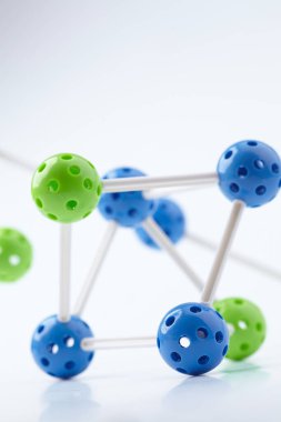 Beyaz arkaplanda moleküler yapı izole edildi, yakın görünüm 