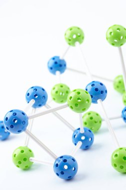 Beyaz arkaplanda moleküler yapı izole edildi, yakın görünüm 