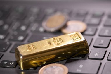 Para, bilgisayardaki altın külçeler gibidir. Yakın görüş. 