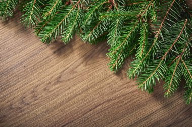 Ahşap zemin üzerinde köknar dalları, yakın görünüm