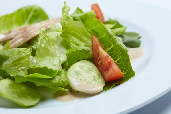 Salade Avec Viande Sur Assiette Blanche Vue Rapprochée — Photo