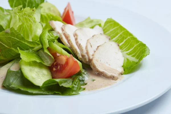 Salade Avec Viande Sur Assiette Blanche Vue Rapprochée — Photo