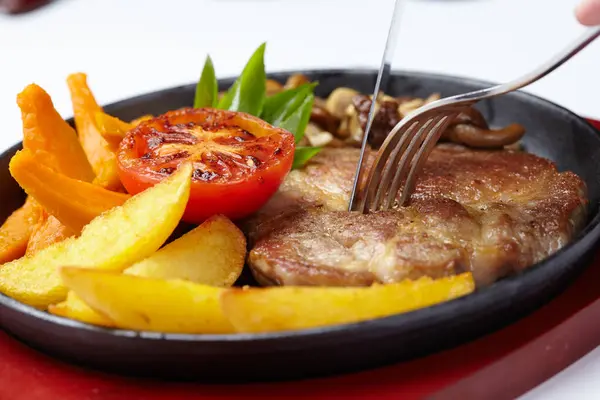 Viande Avec Pommes Terre Légumes Dans Assiette Vue Rapprochée — Photo