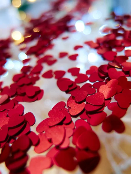 Mooie Rode Harten Confetti Decoraties Voor Valentijnsdag Zijde Stof Achtergrond — Stockfoto