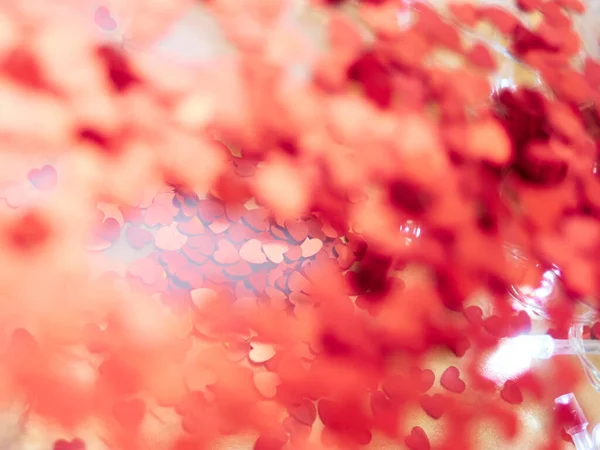 Hermosos Corazones Rojos Confeti Decoraciones Para Día San Valentín Sobre — Foto de Stock