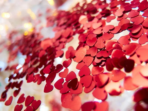 Mooie Rode Harten Confetti Decoraties Voor Valentijnsdag Zijde Stof Achtergrond — Stockfoto