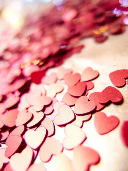 Hermosos Corazones Rojos Confeti Decoraciones Para Día San Valentín Sobre — Foto de Stock