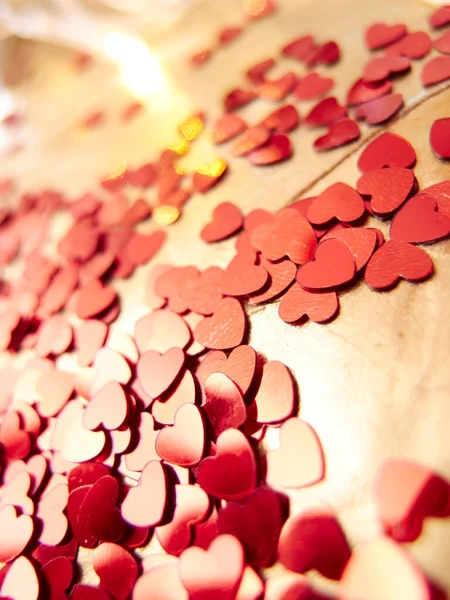 Bellissime Decorazioni Coriandoli Cuori Rossi San Valentino Sfondo Tessuto Seta — Foto Stock