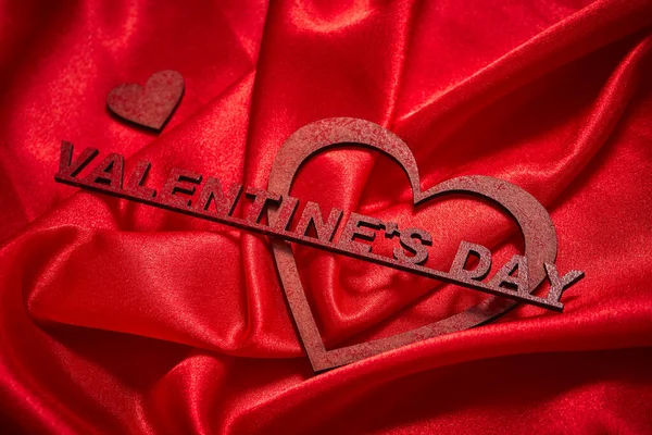 Mooie Decoraties Voor Valentijnsdag Rode Zijden Achtergrond Close — Stockfoto