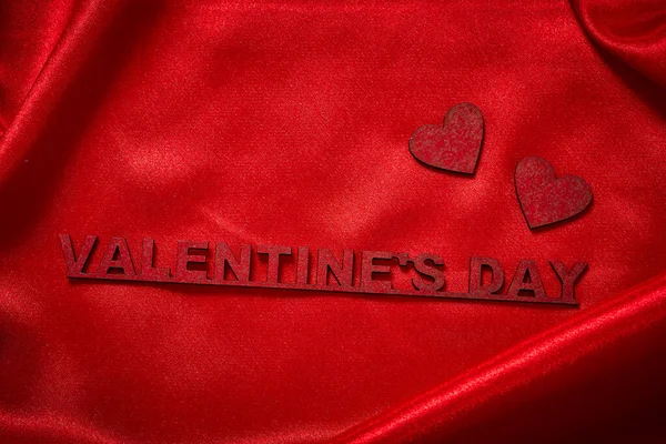 赤い絹の生地の背景にバレンタインデーのための美しい装飾 クローズアップ — ストック写真