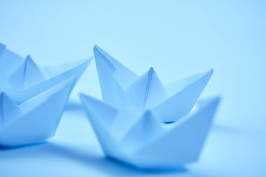 Açık arkaplanda kağıt tekneler, yakın görünüm 