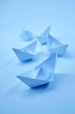 Açık arkaplanda kağıt tekneler, yakın görünüm 