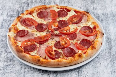 Beyaz tabakta lezzetli İtalyan pizzası.