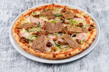 Beyaz tabakta lezzetli İtalyan pizzası.