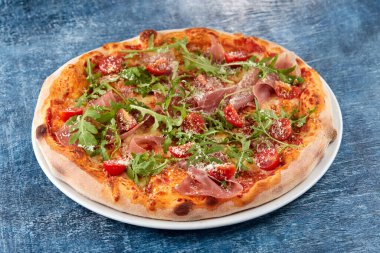 Beyaz tabakta lezzetli İtalyan pizzası.