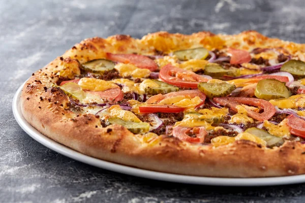 Hete Smakelijke Italiaanse Pizza Witte Plaat — Stockfoto