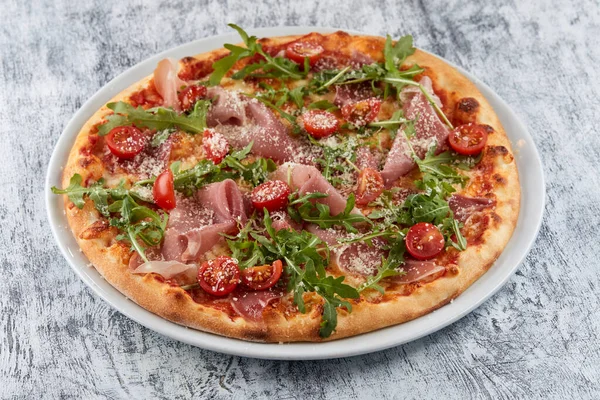 Hete Smakelijke Italiaanse Pizza Witte Plaat — Stockfoto