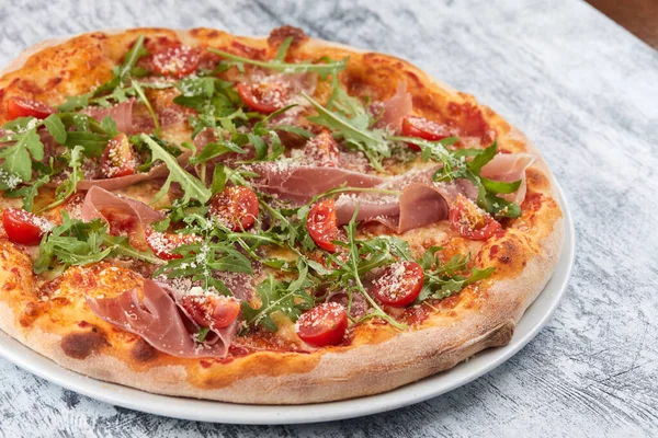 Heiße Leckere Italienische Pizza Auf Weißem Teller — Stockfoto