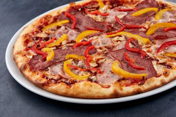 Гаряча Смачна Італійська Піца Білій Тарілці — стокове фото