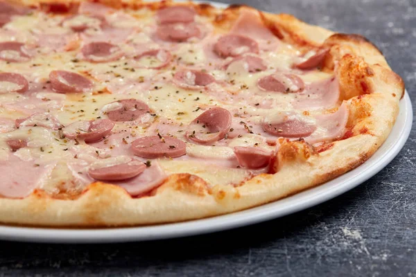 Varm Välsmakande Italiensk Pizza Vit Tallrik — Stockfoto