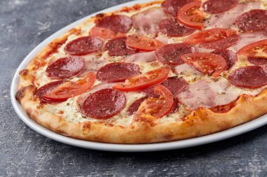 Beyaz tabakta lezzetli İtalyan pizzası.