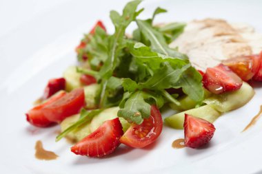 Salatalı tavuk fileto ve beyaz tabakta çilek, yakın görüş. 