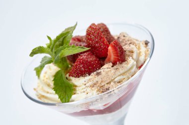 Beyaz arka planda izole edilmiş çilekli ve kremalı tatlı.