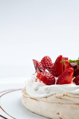 Beyaz tabakta çilekli pasta, yakın görüş. 