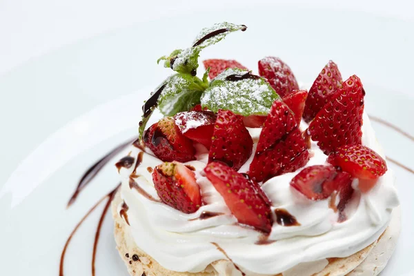 白盘上的草莓帕夫洛娃蛋糕 — 图库照片