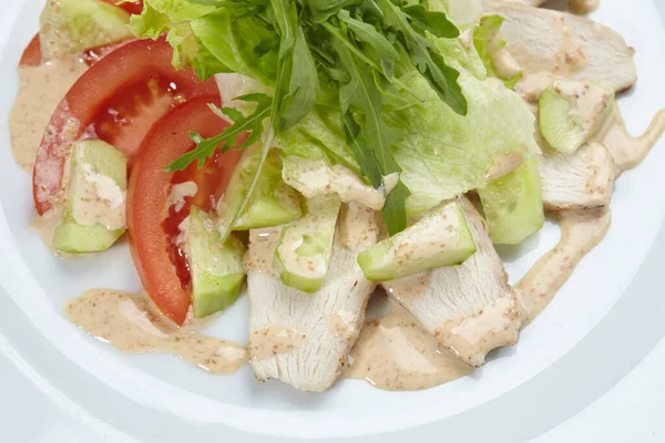 白い皿の上にチキンと野菜のサラダ — ストック写真