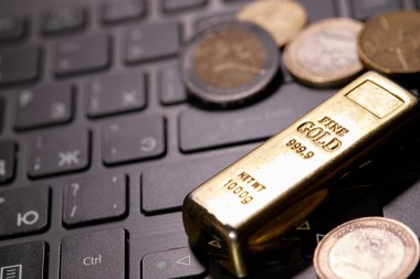 Para, bilgisayardaki altın külçeler gibidir. Yakın görüş. 