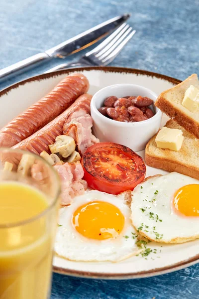 Traditioneel Ontbijt Wit Bord Dichtbij Uitzicht — Stockfoto