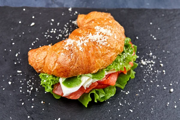 Croissant Jambon Légumes Sur Fond Sombre Vue Rapprochée — Photo