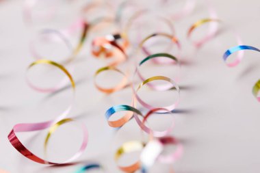 beyaz arkaplanda izole tatil kurdeleleri, yakın görünüm