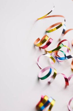 beyaz arkaplanda izole tatil kurdeleleri, yakın görünüm