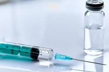 Şırınga ve aşı şişesi, Covid-19 konsepti 