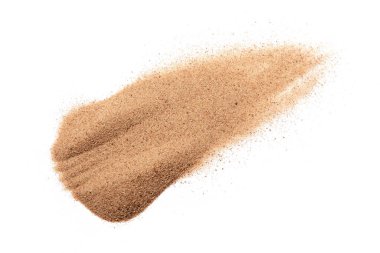 Beyaz arkaplanda izole edilmiş kum yığını, yakın görünüm