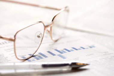 Gözlükler gazete sayfalarında, yakın görüş, iş konsepti 