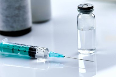 Şırınga ve aşı şişesi, Covid-19 konsepti 