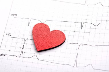 Yazdırılmış ECG arka planında dekoratif kırmızı kalp