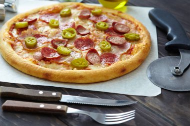 Ahşap arka planda lezzetli bir pizza, yakın görüş. 