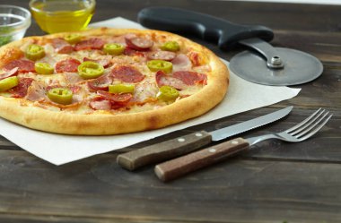 Ahşap arka planda lezzetli bir pizza, yakın görüş. 