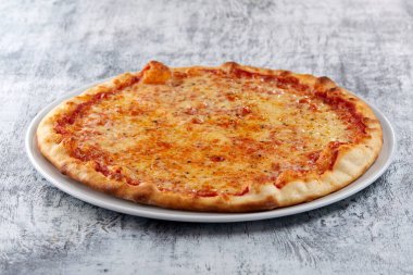 Beyaz tabakta taze taze pizza, yakın görüş. 